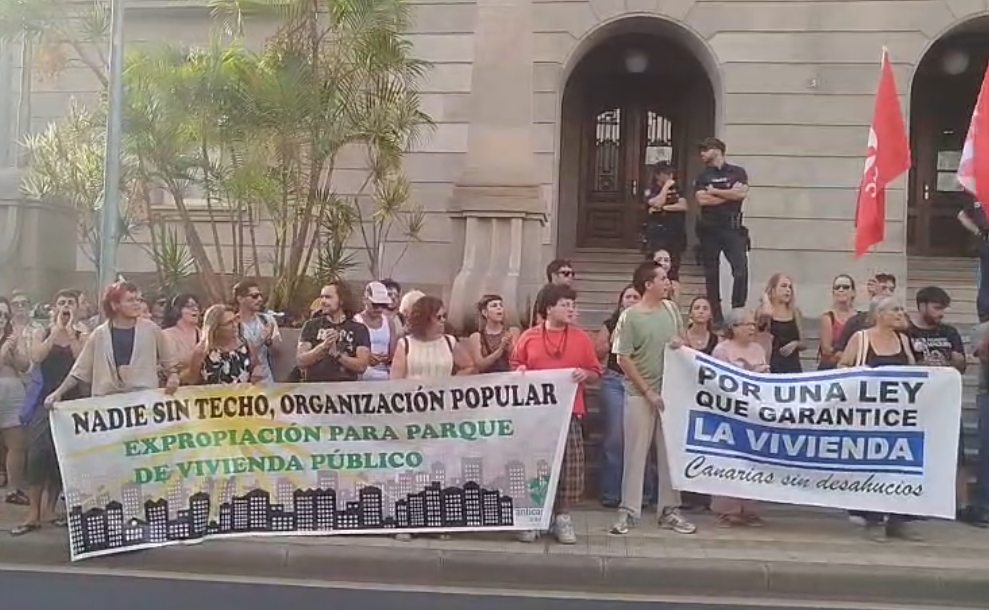 Concentración por el derecho a la vivienda en Santa Cruz de Tenerife tras el desahucio de Maricarmen
