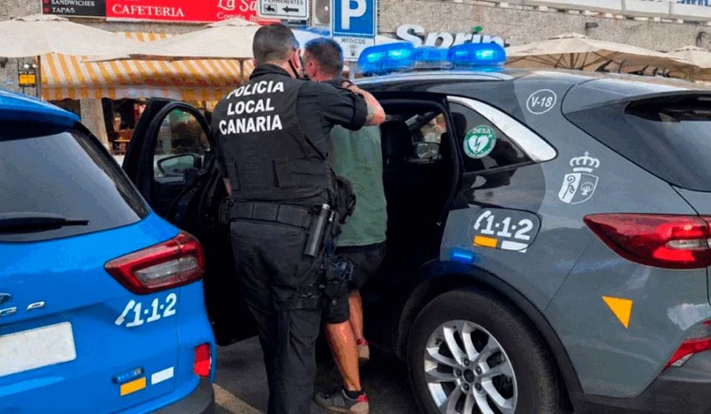 Roban un bolso con 1.450 euros en una terraza de Tenerife y varios vecinos salen tras ellos