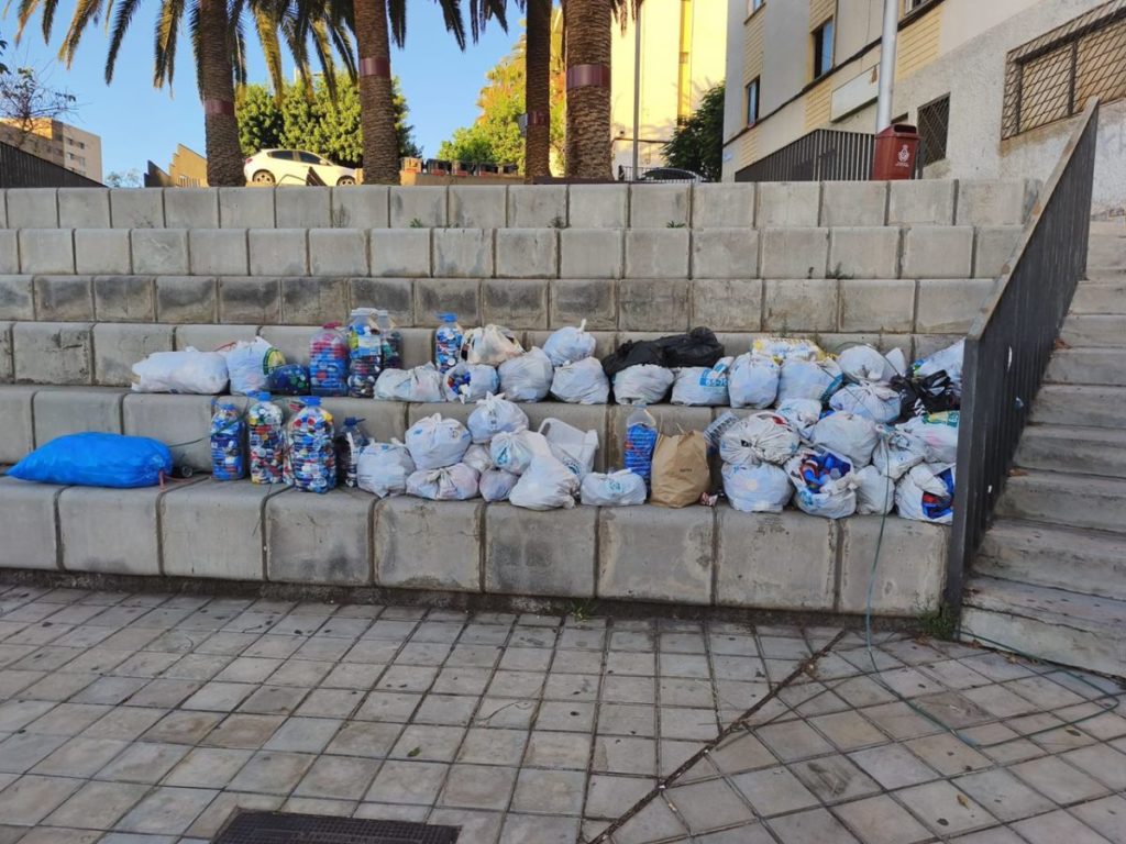 Bolsas de basura con tapones de plástico acumuladas en Ofra. | DA