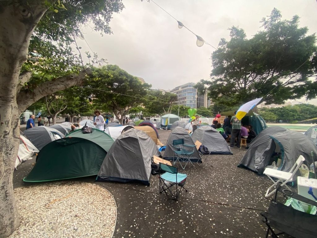 La acampada por la vivienda también toma Plaza España, en Santa Cruz de Tenerife: "Perdón por querer vivir donde nací"