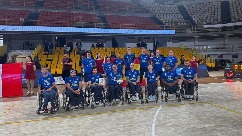 El Econy posa para una foto al lograr el tercer puesto en la Eurocup 2