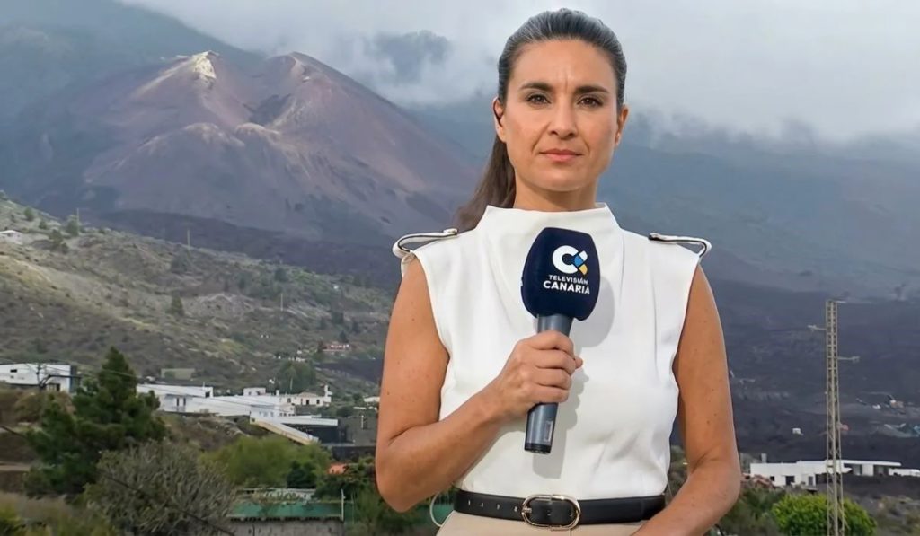 La periodista Fátima Plata durante el especial de los Servicios Informativos desde La Palma con motivo del 5º aniversario de la erupción del volcán Cumbre Vieja el pasado 19 de septiembre. TV Canaria