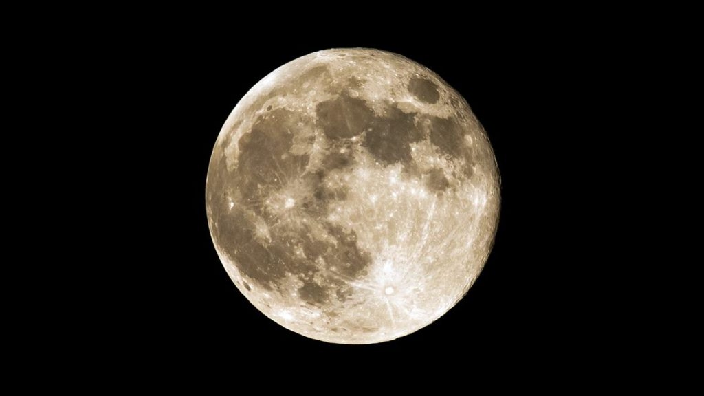 La Luna del Cazador llega hoy a Canarias: a qu&eacute; hora verla mejor y c&oacute;mo afectar&aacute; la calima