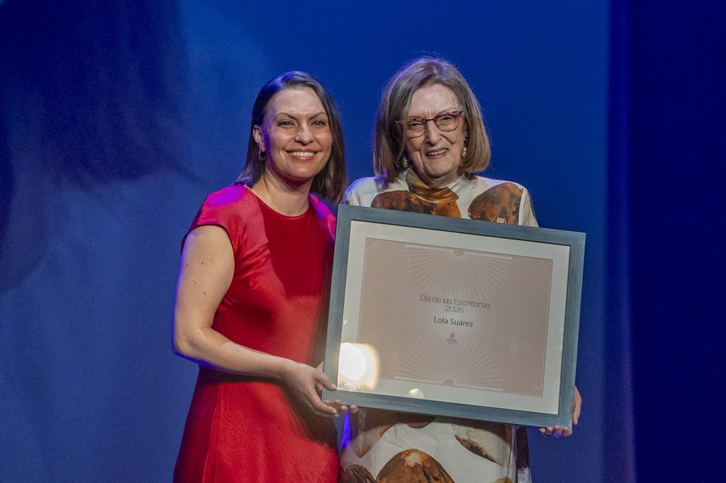 Lola Suárez recibe el homenaje por el Día de las Escritoras Canarias