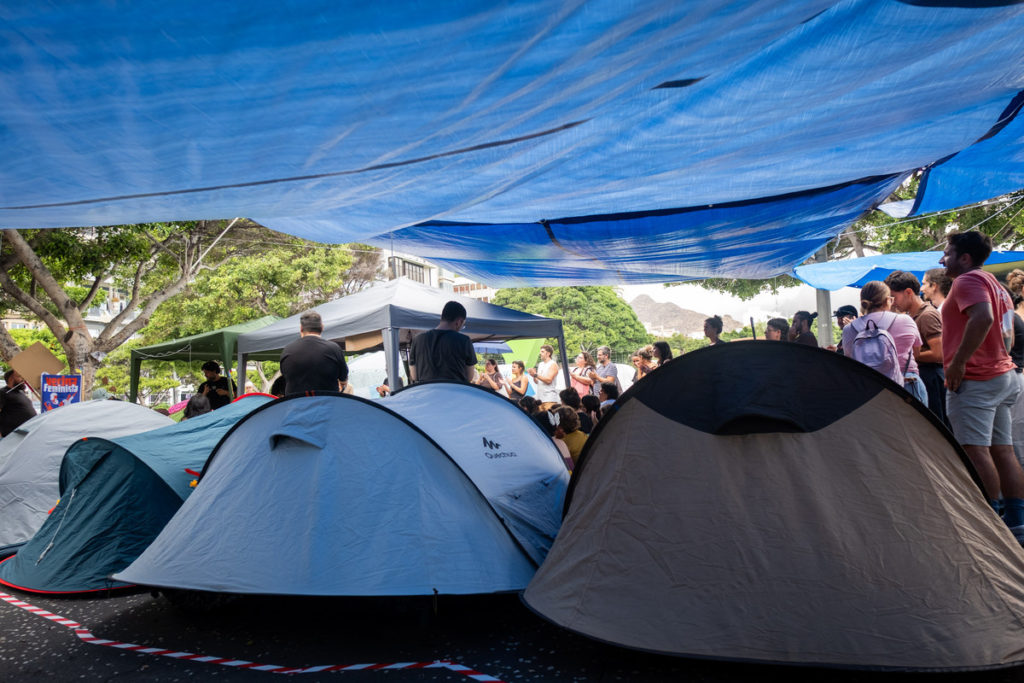 Inquilinas de Tenerife da un paso a un lado en la acampada por la vivienda en Santa Cruz