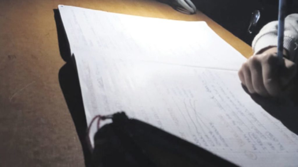 Adi&oacute;s a las clases con velas y linternas en El Tejar tras casi un a&ntilde;o sin luz