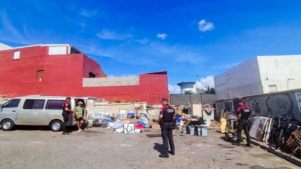 Va a recoger residuos y acaba detenido por una orden de búsqueda en Tenerife