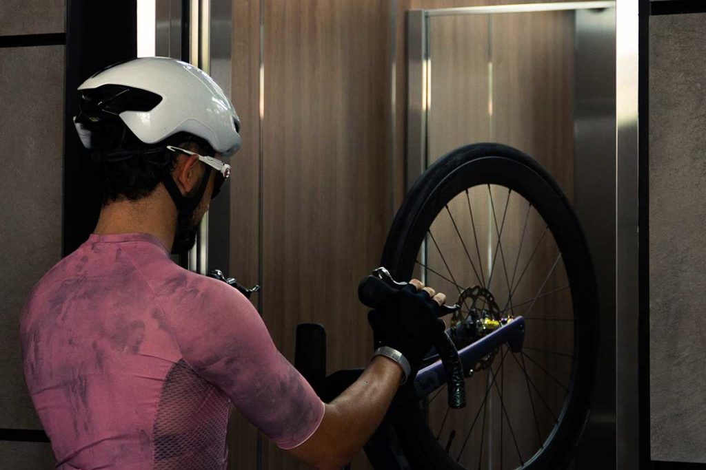 Tu vecino sube la bicicleta en el ascensor: esto dice la Ley de Propiedad Horizontal
