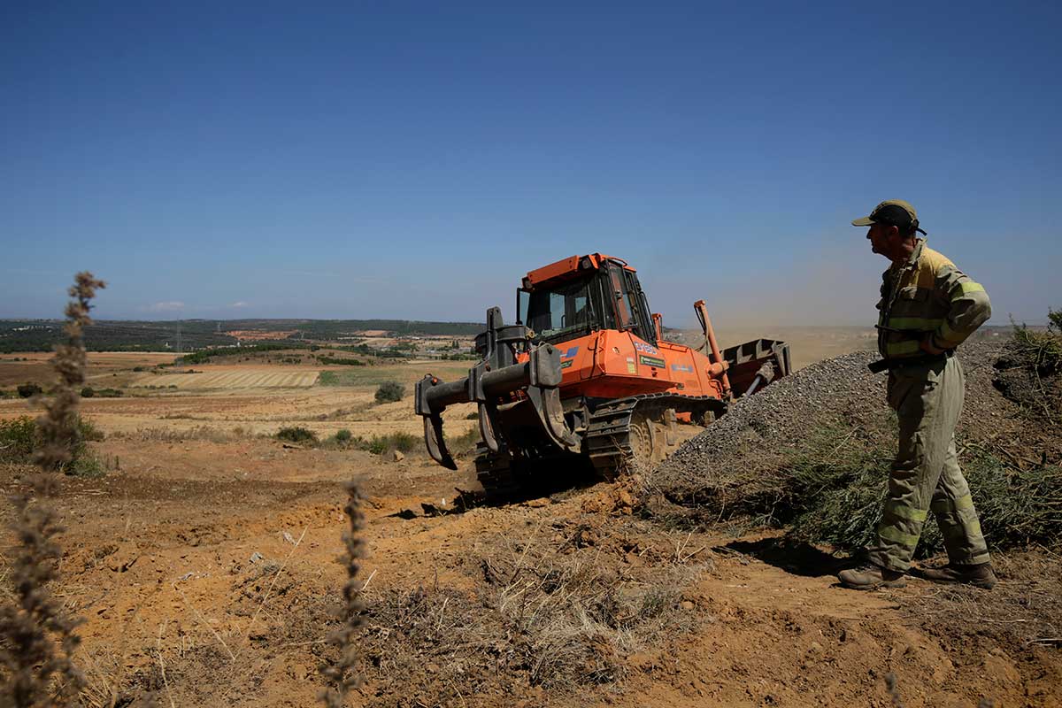 Defensa subasta excavadoras, lanzagranadas y material militar desde 105 euros