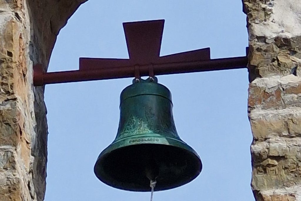 Bronzo instala en el poblado riojano de Peroblasco una campana en honor a la recuperación de la aldea