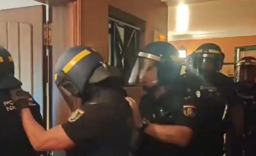Tres detenidos en pleno centro de Puerto de la Cruz: encuentran armas, drogas y más de 16.000 euros