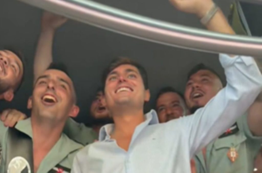 El Ejército investiga a legionarios que vitorearon al agitador ultraderechista Vito Quiles