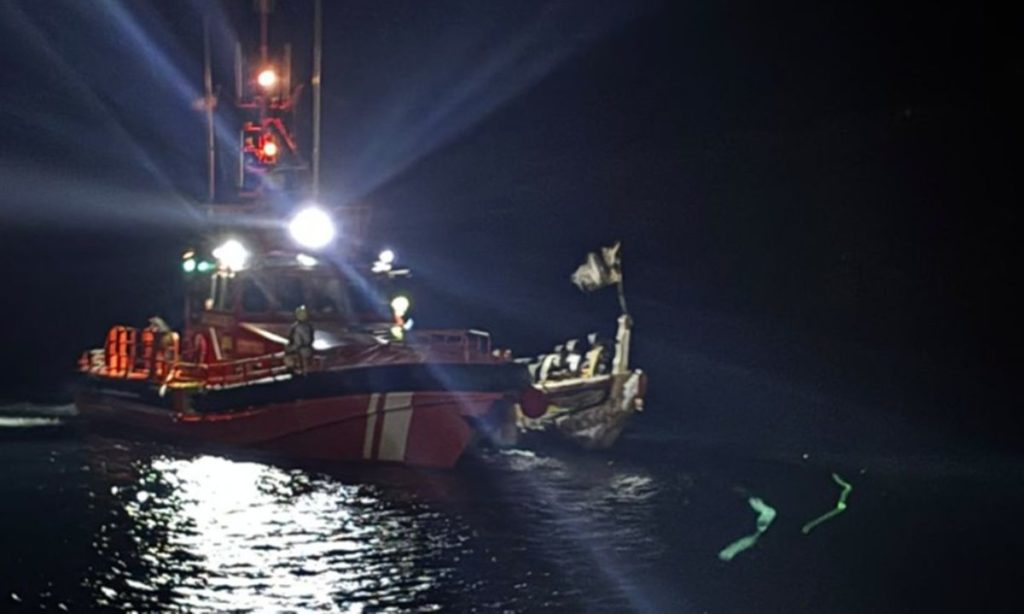 El Hierro recibe tres cayucos con m&aacute;s de 450 personas en dos d&iacute;as: tres han fallecido