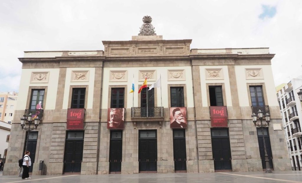 Una fuga de agua en el entorno del Teatro Guimer&aacute; moviliza un amplio dispositivo en Santa Cruz