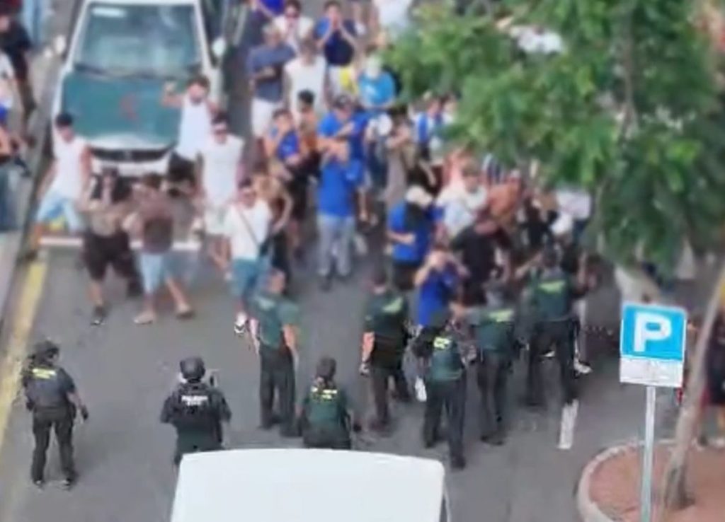 La Guardia Civil busca a los responsables de los altercados del G&uuml;&iacute;mar-Hortaleza: as&iacute; fue el lanzamiento de objetos contra la guagua visitante