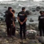 Un equipo de Televisión Canaria encuentra un fardo de droga en plena playa al finalizar una conexión en directo