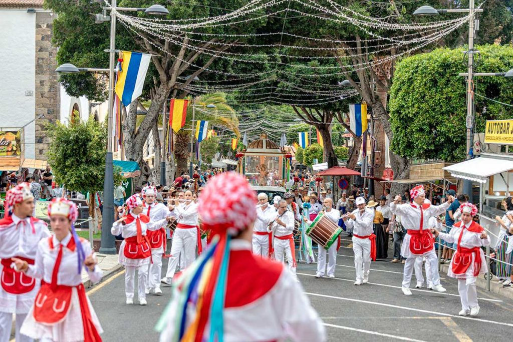 Acaban las Fiestas Patronales en Adeje con la romer&iacute;a y la ofrenda