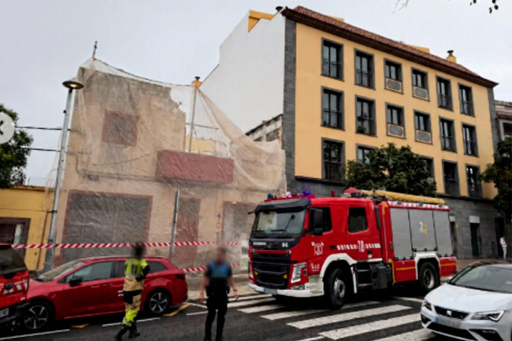 Dos trabajadores heridos por el desplome de un techo en La Laguna
