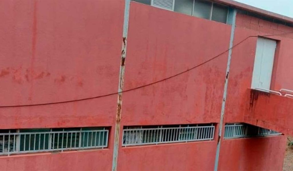 Grietas, suciedad y telara&ntilde;as: denuncian el deterioro del Pabell&oacute;n de Deportes de Tacoronte