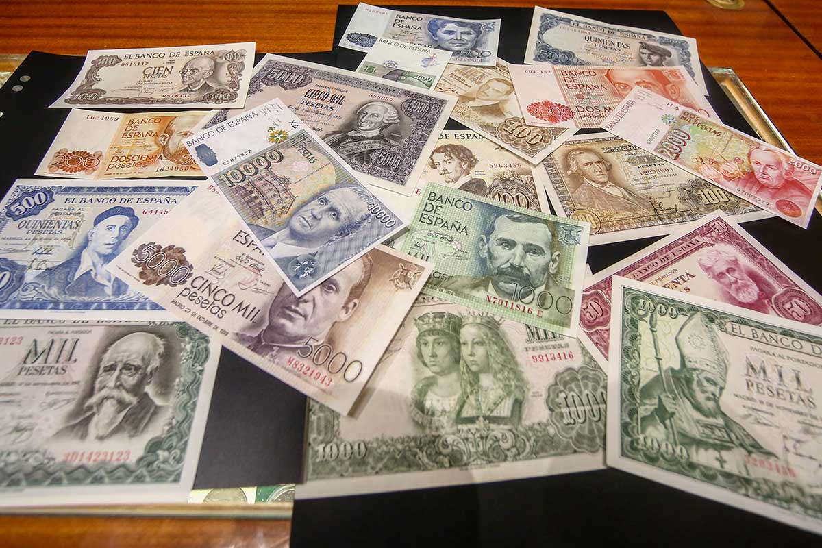 Varios billetes de las antiguas pesetas