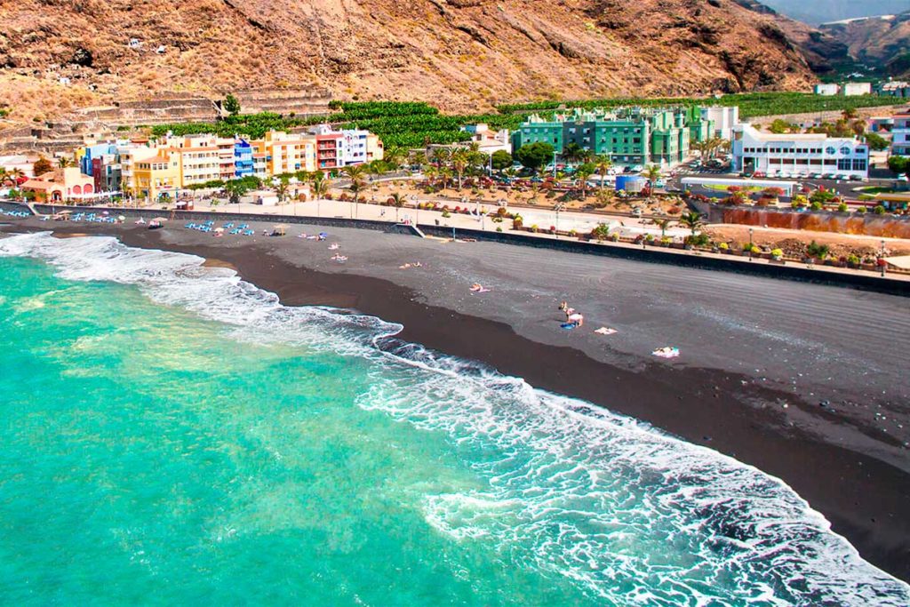 Varios ba&ntilde;istas rescatan a un hombre de 80 a&ntilde;os a punto de ahogarse en La Palma