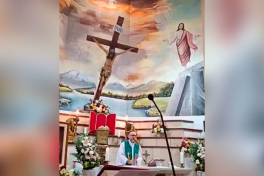 Muere un sacerdote en plena misa al caerle encima un crucifijo