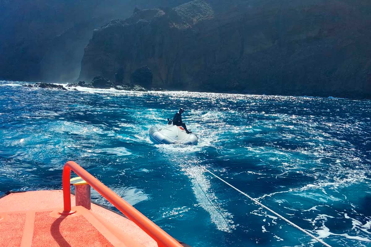 Salen a practicar pesca submarina en La Gomera y encuentran su embarcación volcada