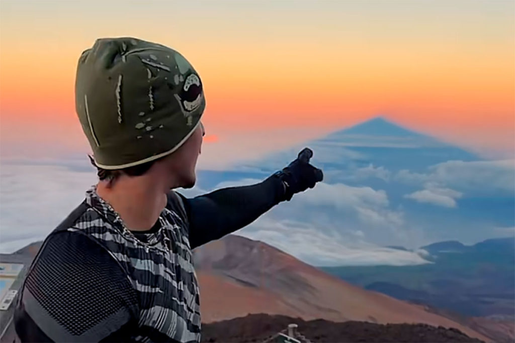 El Teide y su sombra piramidal