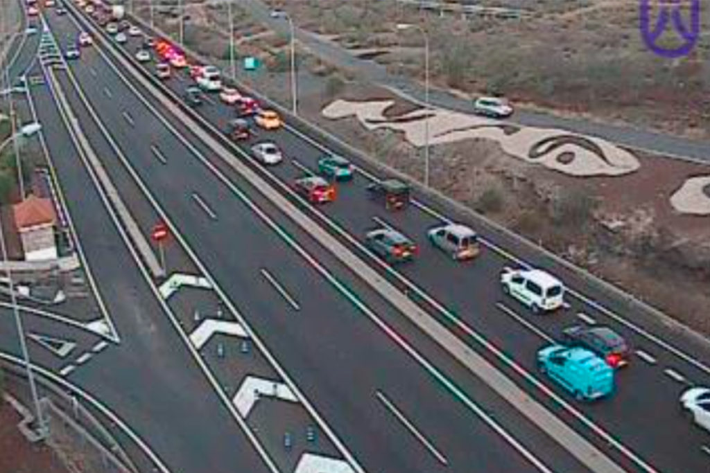 Un accidente con un camión colapsa la TF-1: piden precaución
